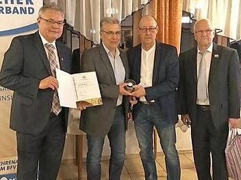 Roland Härtel (Zweiter von links) ist mit der DFB-Uhr ausgezeichnet worden. Foto: privat