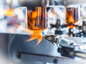Auf Hochtouren läuft bei Nipro in Münnerstadt die Glasfläschchen Produktion für den Corona-Impfstoff. Foto: Agentur i.Motion