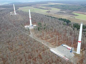 Der Windpark bei Fuchsstadt wartet seit einem Baustopp im Herbst 2021 auf Fertigstellung. Mittlerweile ist klar, wie es weitergeht.  Foto: Wolfgang Dünnebier