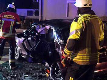 Unfall auf B2 bei Schnabelwaid: Sieben Verletzte - Feuerwehr rettet Person