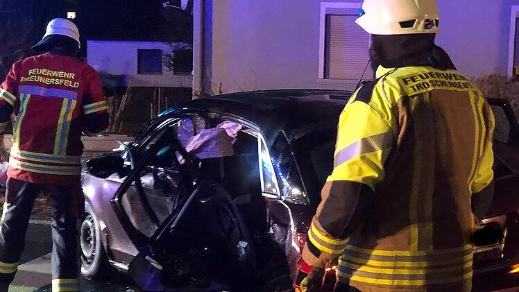 Unfall auf B2 bei Schnabelwaid: Sieben Verletzte - Feuerwehr rettet Person