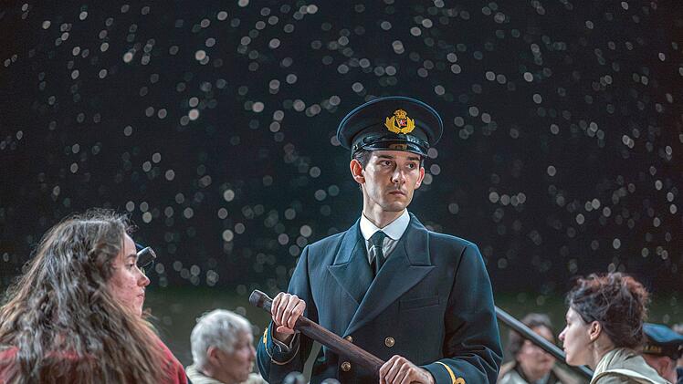 Offizier Joseph Boxhall (Ethan McHale, Mi.) bringt &Uuml;berlebende in Sicherheit.