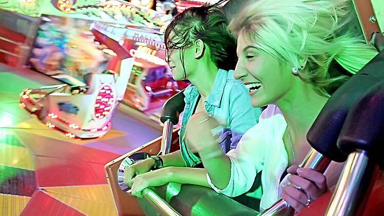 Isabell Hertel und Janine Hofmann sind zwar junge Frauen, aber alte Hasen in Bezug auf Schützenfeste. Für den FT testeten sie Fahrgeschäfte und hatten eine Menge Spaß dabei. Foto: Markus Häggberg