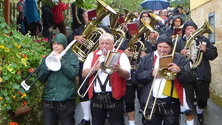 Der Festumzug bei der Limmersdorfer Kerwa fand im im strömenden Regen statt. Doch vom Wetter ließen sich die Teilnehmer nicht den Spaß verderben.