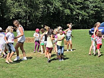 Konzentriert, weil die Eltern als Beobachter vor Ort waren, führten die Kinder einen flotten Tanz auf der Wiese vor.  Fotos: Helmut Will
