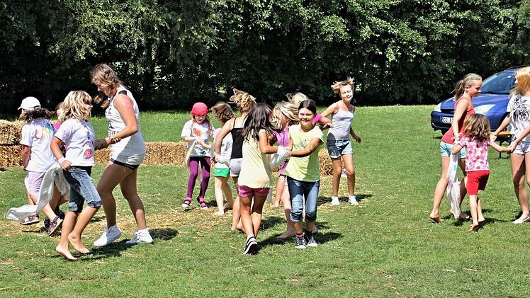 Konzentriert, weil die Eltern als Beobachter vor Ort waren, führten die Kinder einen flotten Tanz auf der Wiese vor.  Fotos: Helmut Will