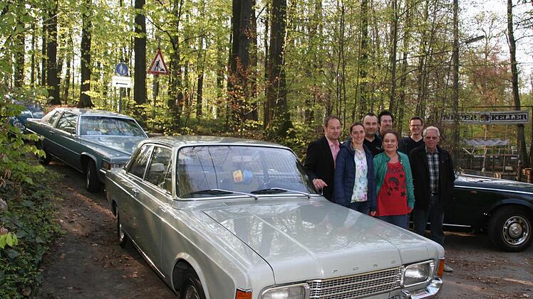 Einige der Mitglieder des Gentleman's Car Club mit ihren automobilen Schätzchen Foto: Sylvia Hubele