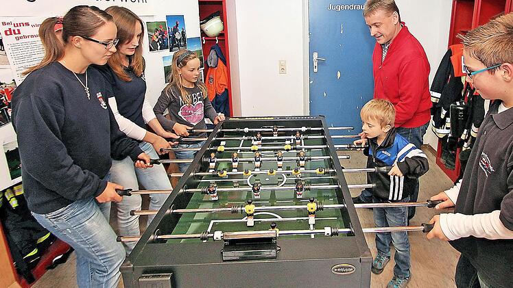Einen Tischkicker hat die Hypovereinsbank Bad Neustadt der Jugendfeuerwehr Münnerstadt spendiert. Filialdirektor Rainer Beck (2. von rechts) und Jugendwartin Andrea Winkler (links) probierten ihn zusammen mit einigen jungen Leuten gleich aus.Foto: Dieter Britz