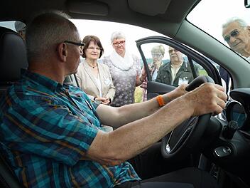 Karlheinz Franz führt den Kursteilnehmern die richtige Sitzposition vor.Foto: Arkadius Guzy