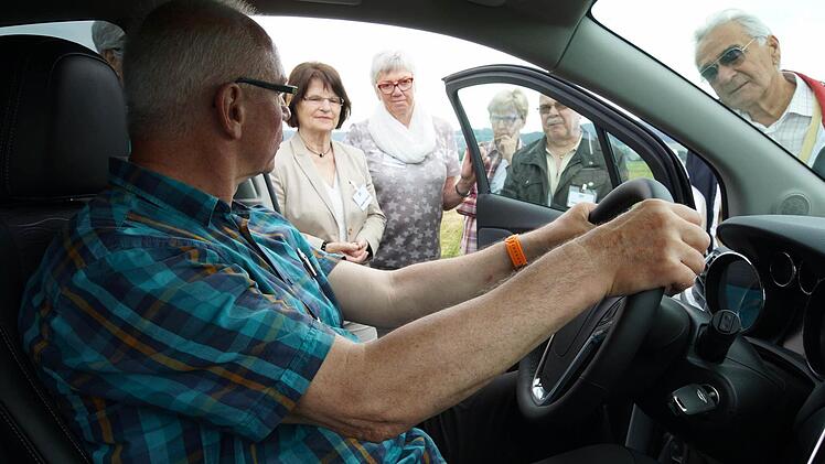 Karlheinz Franz führt den Kursteilnehmern die richtige Sitzposition vor.Foto: Arkadius Guzy
