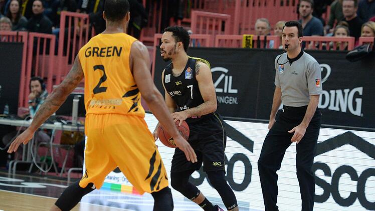 Kyan Anderson (rechts) war einmal mehr Matchwinner für Bayreuth. Links der Tübinger Garlon Green. Foto: Peter Mularczyk