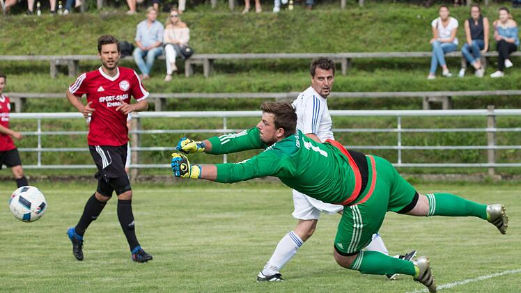 DJK-SV Neufang - FC Mitwitz II: DJK-Torwart Christoph Angles faustet bei einem Mitwitzer Angriff den Ball aus der Gefahrenzone.