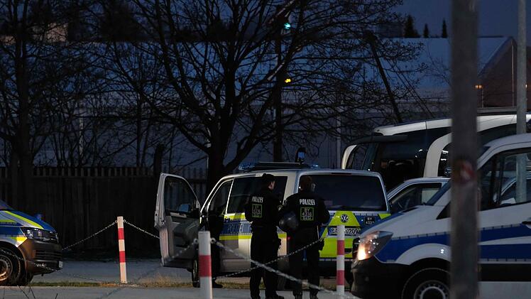 Erst bei N&uuml;rnberg gelang es der Polizei einen Bus mit Fans der M&uuml;nchner L&ouml;wen zu stoppen. An Board auch mehrere Menschen, die sich zuvor in Schweinfurt eine heftige Schl&auml;gerei geliefert hatten. Foto: News5/Desk