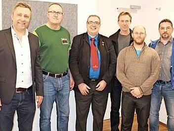 Linkes Bild: Dr. med. Jens Meister bedankt sich bei den am Umbau beteiligten Handwerkern (weiter nach rechts) Peter Tripke (RaumDesign), Jürgen Bodenschlägel (Bodenschlägel Objekteinrichtungen & Schreinerei und Bezold Innenausbau), Stefan Haßfürther, Matthias Hirschmann, Sven Erlmann (alle Elektro Kurz & Erlmann). Mittleres Bild: Dr. Meister und sein Team (weiter nach rechts) Manuela Schramm, Sonja Ehrhardt, Christine Korzendorfer, Steffi Macht und Irene Bauer. Bild rechts: Dr. Jens Meister b...