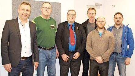 Linkes Bild: Dr. med. Jens Meister bedankt sich bei den am Umbau beteiligten Handwerkern (weiter nach rechts) Peter Tripke (RaumDesign), Jürgen Bodenschlägel (Bodenschlägel Objekteinrichtungen & Schreinerei und Bezold Innenausbau), Stefan Haßfürther, Matthias Hirschmann, Sven Erlmann (alle Elektro Kurz & Erlmann). Mittleres Bild: Dr. Meister und sein Team (weiter nach rechts) Manuela Schramm, Sonja Ehrhardt, Christine Korzendorfer, Steffi Macht und Irene Bauer. Bild rechts: Dr. Jens Meister b...