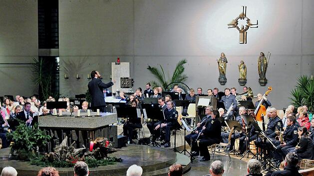 Das Bundespolizeiorchester mit Dirigent Jos Zegers im Kirchenrund von St. Burkardus. Foto: Werner Vogel