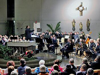 Das Bundespolizeiorchester mit Dirigent Jos Zegers im Kirchenrund von St. Burkardus. Foto: Werner Vogel