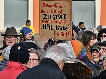 Es werden vermutlich einige Hundert Menschen sein, die morgen gegen den Auftritt des Thüringer AfD-Landesvorsitzenden in der Kulmbacher Stadthalle demonstrieren. Symbolbild: Archiv/Hanns-Friedrich