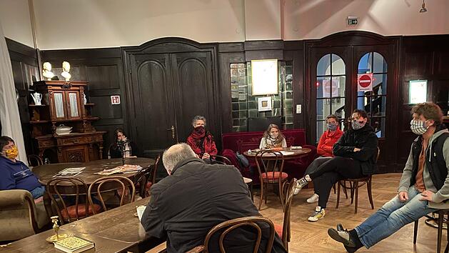 Mehr Abstand geht nicht: die Schauspieler beim Pressetermin. Foto: Gerhild Ahnert