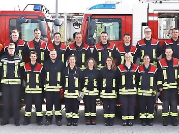 Die 30 erfolgreichen Feuerwehrleute nach ihrer Leistungsprüfung mit, von links, unten : stellvertretender Kommandant Stefan Krause, Kommandant Christian Kunstmann, Kreisbrandinspektor Thilo Kraus, Kreisbrandmeister Matthias Müller; von rechts, vor...