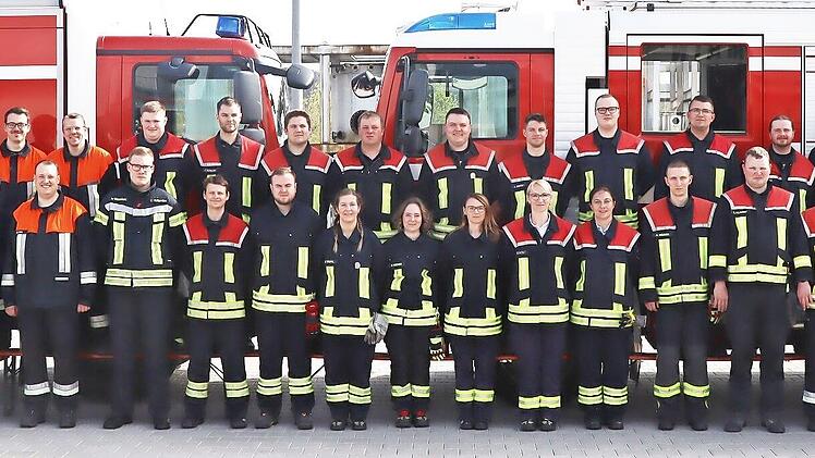 Die 30 erfolgreichen Feuerwehrleute nach ihrer Leistungsprüfung mit, von links, unten : stellvertretender Kommandant Stefan Krause, Kommandant Christian Kunstmann, Kreisbrandinspektor Thilo Kraus, Kreisbrandmeister Matthias Müller; von rechts, vor...