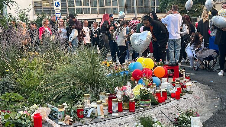 Würzburg: Emotionale Trauerfeier nach tödlicher Messerattacke - Vater berührt mit Ansprache