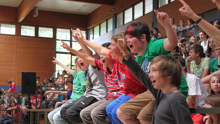 "Wer will dem Lehrer eine Torte ins Gesicht schmeißen?" - "Ich, ich, ich!"
