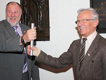 Staffelholzübergabe von Helmut Liebkopf an Gerhard Fleißner.  Fotos: Astrid Hess