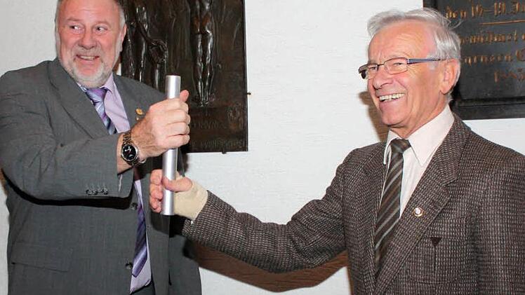 Staffelholzübergabe von Helmut Liebkopf an Gerhard Fleißner.  Fotos: Astrid Hess