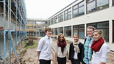 Die Schüler  Tobias Bader, Johanna Gegner, Sophia Saugel, Christoph Saubert und Laura Bausewein (von links) der Steigerwaldschule Ebrach freuen sich auf die neuen Klassenräume im Erweiterungsbau (links).