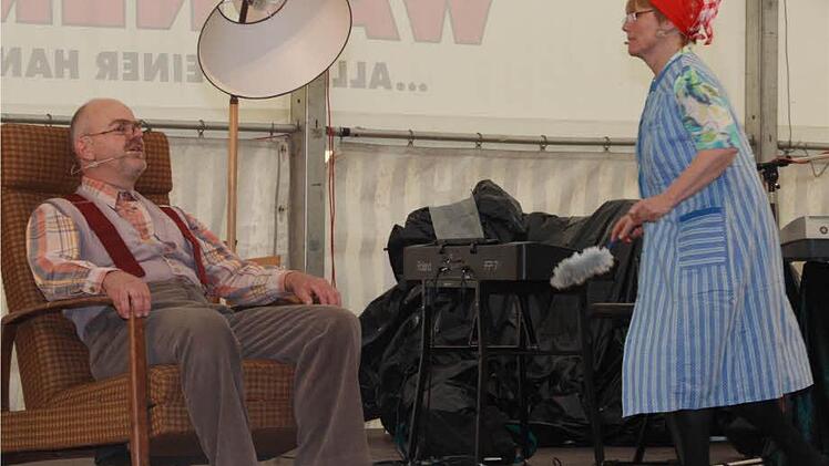 Der Sketch Feierabend mit Harald Steinberger und Margret Straßberger. Foto: G. Bauer