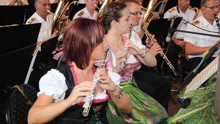 Bianca Wischerhoff (vorne) und Bettina Gmeiner tauschten die Marine-Ausgehuniform gegen fesche Dirndl.
