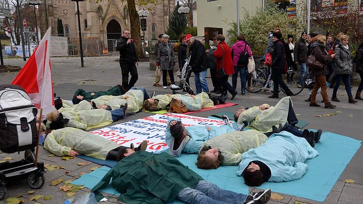 "Die Pflege liegt am Boden." Auch in Bad Kissingen bab es am Samstag zu diesem Thema einen Flashmob. Foto: Peter Rauch