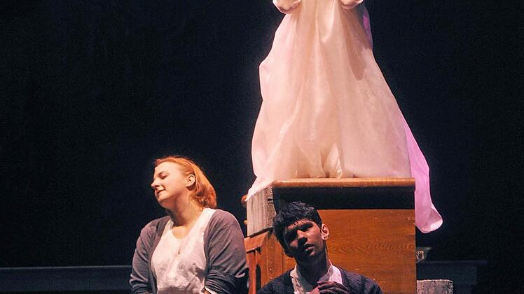 "Der Welt abhanden gekommen". Die szenische Collage mit Musik von Gustav Mahler und Claude Vivier erlebte ihre Uraufführung am Landestheater Coburg.Foto. Andrea Kremper