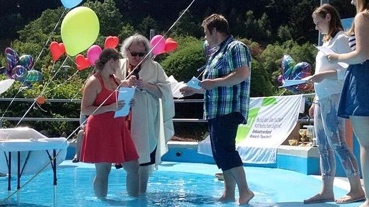 Pater Waldemar zelebrierte den Freibad-Gottesdienst