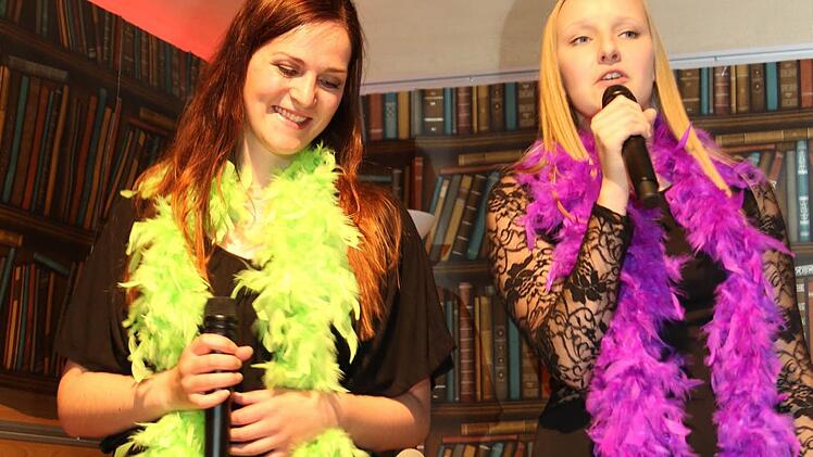 Die beiden Gesangsolistinnen Katharina Herold und Tabea May sangen bekannte Melodien aus den 70-er und 80-er Jahren.