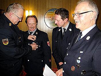 In der Hauptversammlung der Feuerwehr Marktschorgast erhielt Klaus H&ouml;rath (Zweiter von links) Urkunde und Ehrenzeichen f&uuml;r 25 Jahre Dienstzeit. Mit im Bild (von links) Kreisbrandrat Stefan H&auml;rtlein, Kommandant J&uuml;rgen Gampert und B&uuml;rgermeister Hans Tischh&ouml;fer Foto: Bruno Prei&szlig;inger