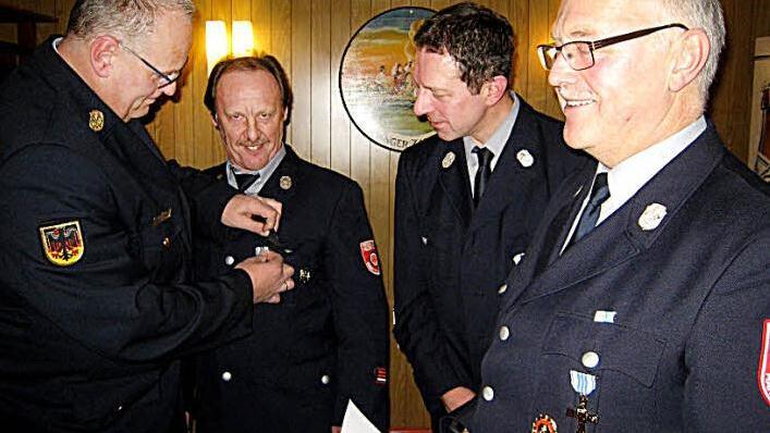 In der Hauptversammlung der Feuerwehr Marktschorgast erhielt Klaus H&ouml;rath (Zweiter von links) Urkunde und Ehrenzeichen f&uuml;r 25 Jahre Dienstzeit. Mit im Bild (von links) Kreisbrandrat Stefan H&auml;rtlein, Kommandant J&uuml;rgen Gampert und B&uuml;rgermeister Hans Tischh&ouml;fer Foto: Bruno Prei&szlig;inger