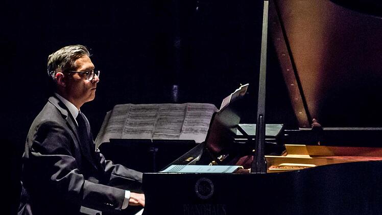 "Herzlich lieben, mutig hassen" lautete das Motto eines Liederabends mit Gabriela Künzler und Antonio Grimaldi in der Coburger Reithalle. Foto: Jochen Berger