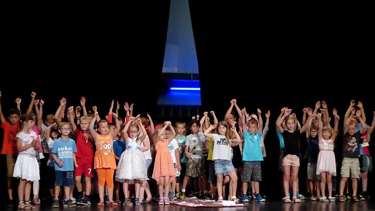 Ein Monumentalwerk aus Theater, Musik und Tanz führen Schüler der Sinnberg-Grundschule, der Anton-Kliegl-Mittelschule, des Jack-Steinberger-Gymnasiums, des Kinder- und Jugendchors der Herz-Jesu-Kirche und der Musikschule am Sonntag, 9. Juli im Kissinger Kurtheater. Foto: Gerhild Ahnert