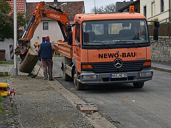 Die Vorbereitungen für die Pflasterarbeiten des Gehsteigs entlang der Kreisstraße in Greßhausen sind so gut wie abgeschlossen. Der Landkreis prüft aktuell, ob die Rinnsteine entlang des zu pflasternden Bereichs ebenfalls ausgetauscht werden. Daher werden die Pflasterarbeiten erst im nächsten Frühjahr ausgeführt.Ulrike Langer