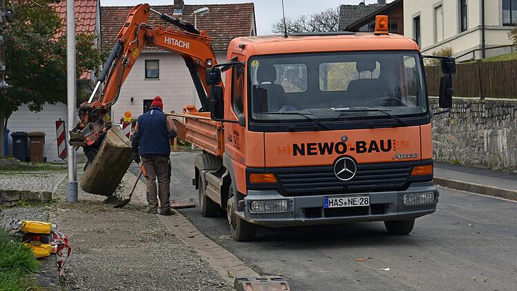 Die Vorbereitungen für die Pflasterarbeiten des Gehsteigs entlang der Kreisstraße in Greßhausen sind so gut wie abgeschlossen. Der Landkreis prüft aktuell, ob die Rinnsteine entlang des zu pflasternden Bereichs ebenfalls ausgetauscht werden. Daher werden die Pflasterarbeiten erst im nächsten Frühjahr ausgeführt.Ulrike Langer
