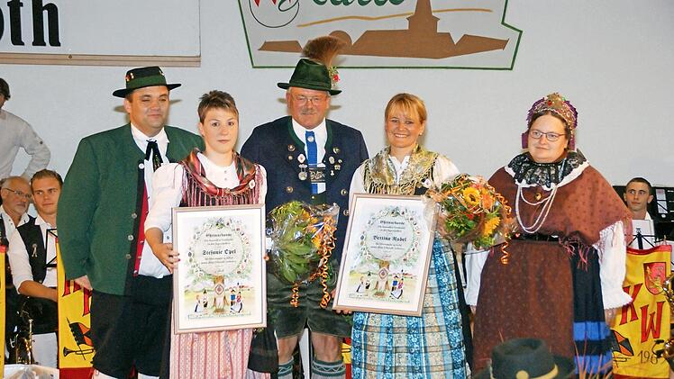 Hohe Ehrungen für Vorsitzende Bettina Rubel (2.von rechts) und Jugendleiterin Stefanie Opel (2. v. links) durch Peter Huber, Landesjugendvorstand-Beisitzer (links) und Yvonne Schneider (Gaujugend)