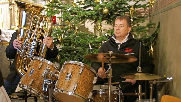 Instrumentale Unterstützung gab es freilich auch.
