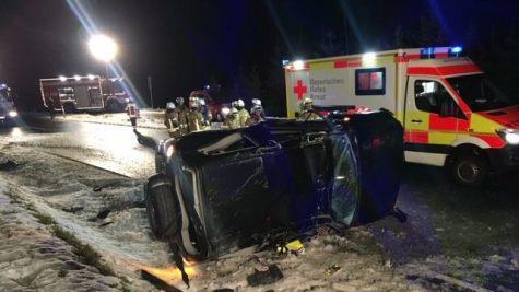 Bei einem Unfall im Landkreis Hof ist ein Anhänger mit Schweinehälften umgekippt. Foto: NEWS5 / Fricke