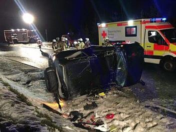 Bei einem Unfall im Landkreis Hof ist ein Anhänger mit Schweinehälften umgekippt. Foto: NEWS5 / Fricke