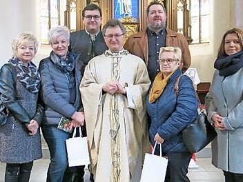 Die scheidenden und neuen Kirchenverwaltungsmitglieder mit Pater Jan Poja. Das Bild zeigt von links Isabella Leipold, Elke Kleylein-Feuerstein, Jan Regel, Pater Jan Poja, Mario Schmid, Maria Pfreundner und Kerstin Stumpf. Es fehlt hier Heidi Hader. Foto: Thomas Weiß