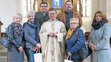 Die scheidenden und neuen Kirchenverwaltungsmitglieder mit Pater Jan Poja. Das Bild zeigt von links Isabella Leipold, Elke Kleylein-Feuerstein, Jan Regel, Pater Jan Poja, Mario Schmid, Maria Pfreundner und Kerstin Stumpf. Es fehlt hier Heidi Hader. Foto: Thomas Weiß