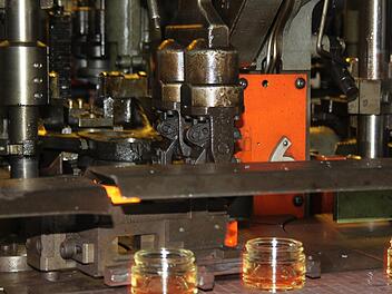 Millionen investierte die energieintensive Glasindustrie in den letzten Jahren in der Region. Jetzt wird nachdem der Atom- und gleichzeitige Kohleausstieg beschlossen wurde - in der Region um die Versorgungssicherheit und um die Arbeitsplätze gebangt.  Foto: Archiv/Schadeck