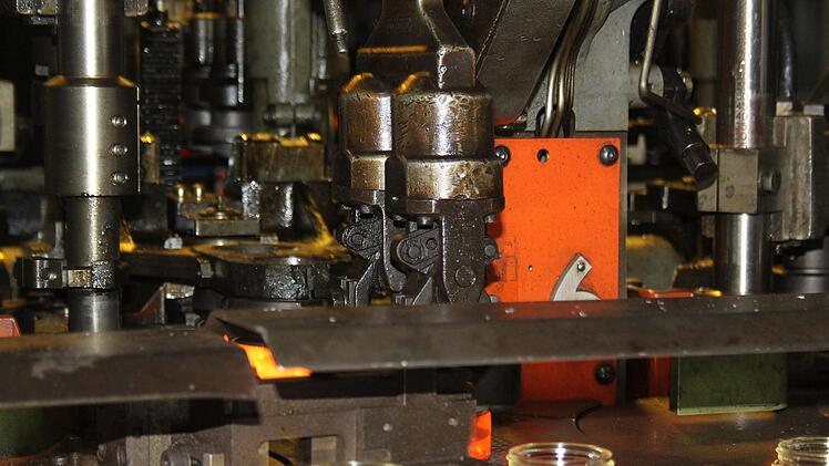 Millionen investierte die energieintensive Glasindustrie in den letzten Jahren in der Region. Jetzt wird nachdem der Atom- und gleichzeitige Kohleausstieg beschlossen wurde - in der Region um die Versorgungssicherheit und um die Arbeitsplätze gebangt.  Foto: Archiv/Schadeck